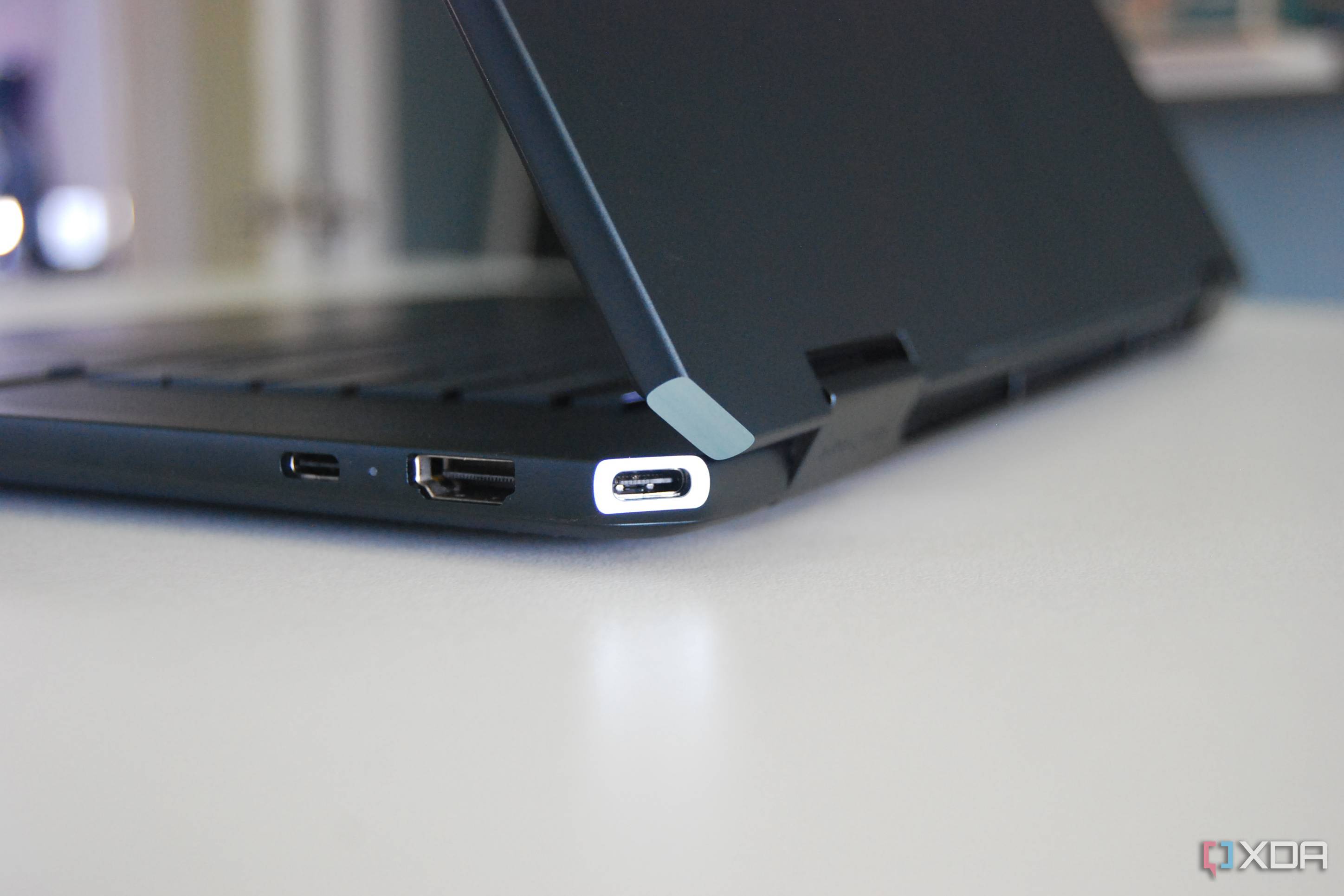HP Spectre x360 16 (2024) angled port