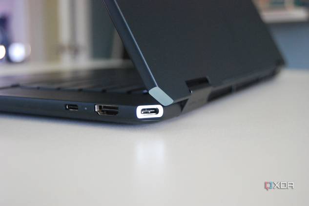 HP Spectre x360 16 (2024) angled port