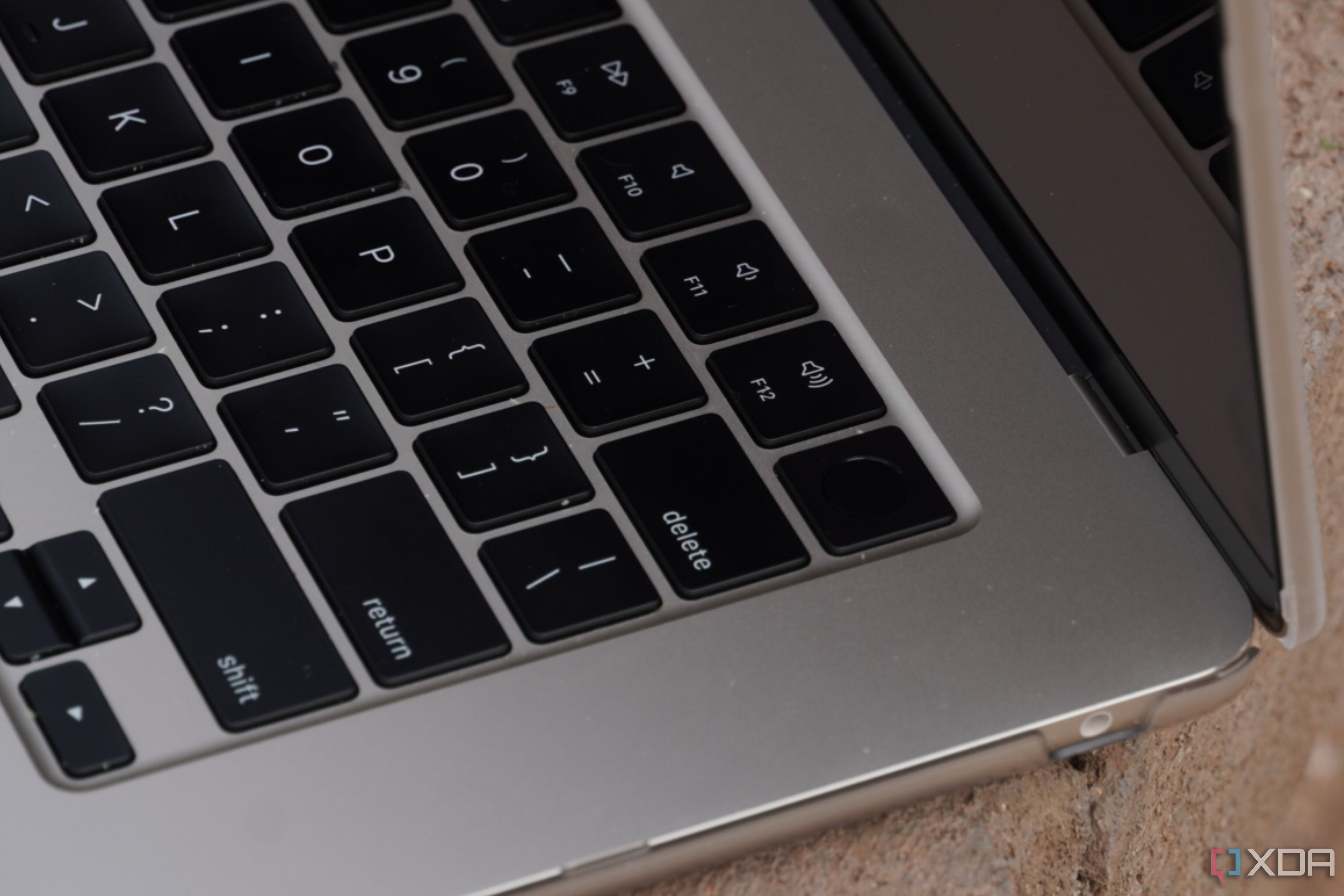 Incase Harte Schale Für MacBook Air M2 – Klare Hülle Mit Dots-Design