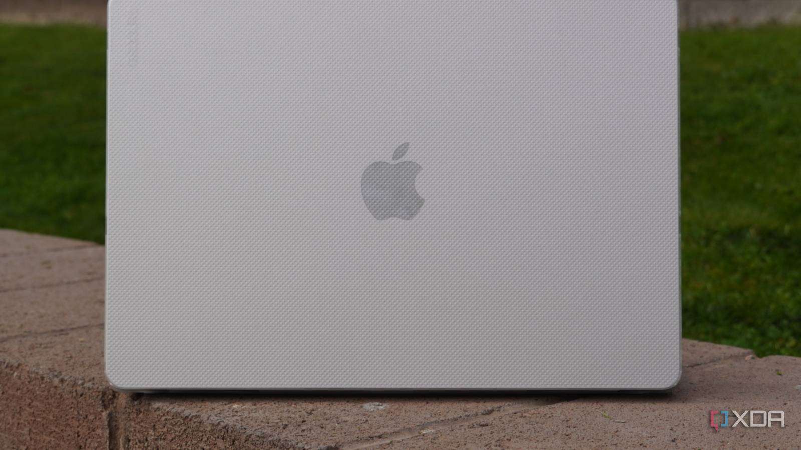 Incase Dots Hardshell Case for MacBook Air review: Light