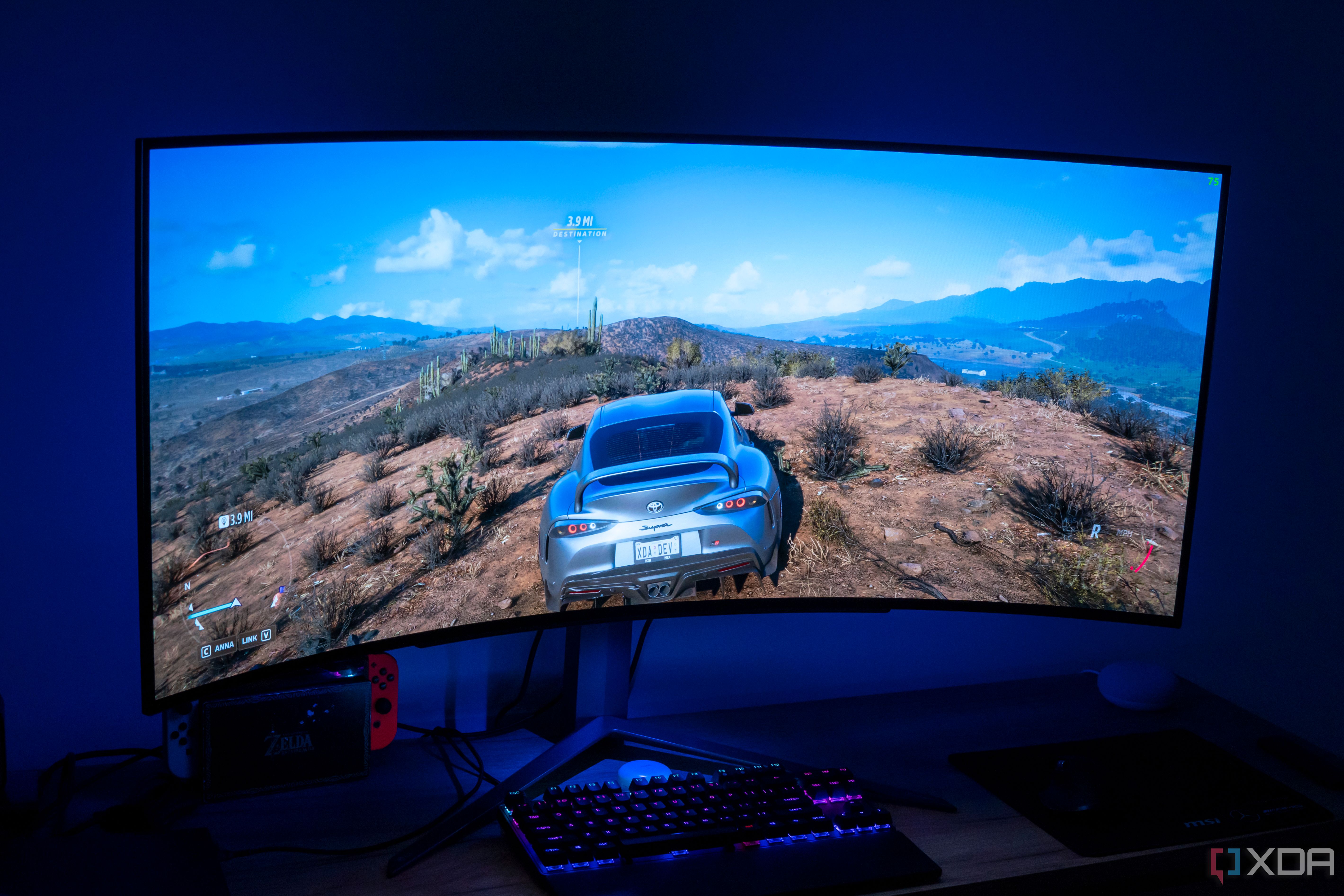 Vista frontal en ángulo del LG UltraGear 45GR95QE que muestra Forza Horizon 5