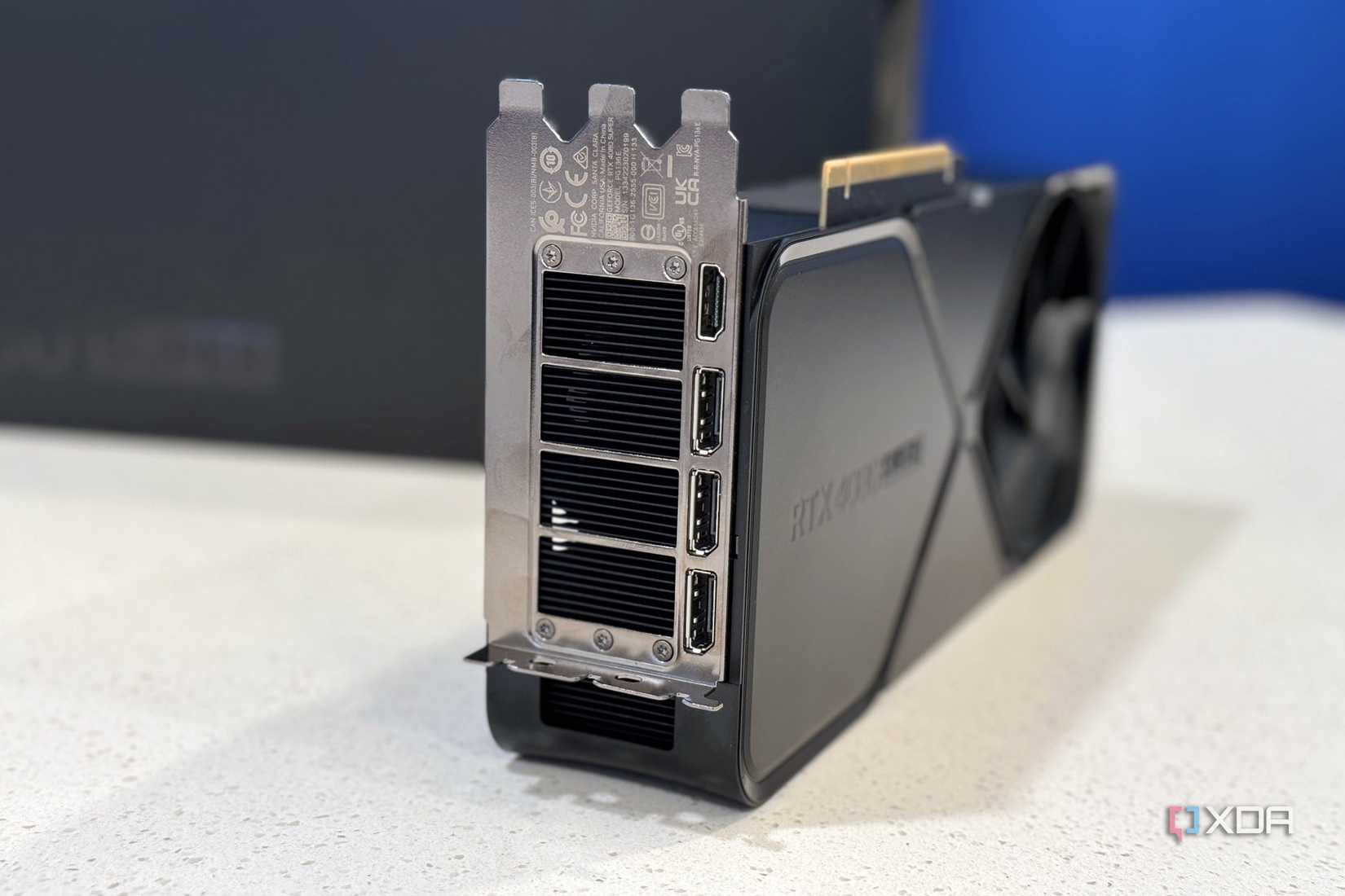 Se muestra el escudo io nvidia geforce rtx 4080 super fe de pie