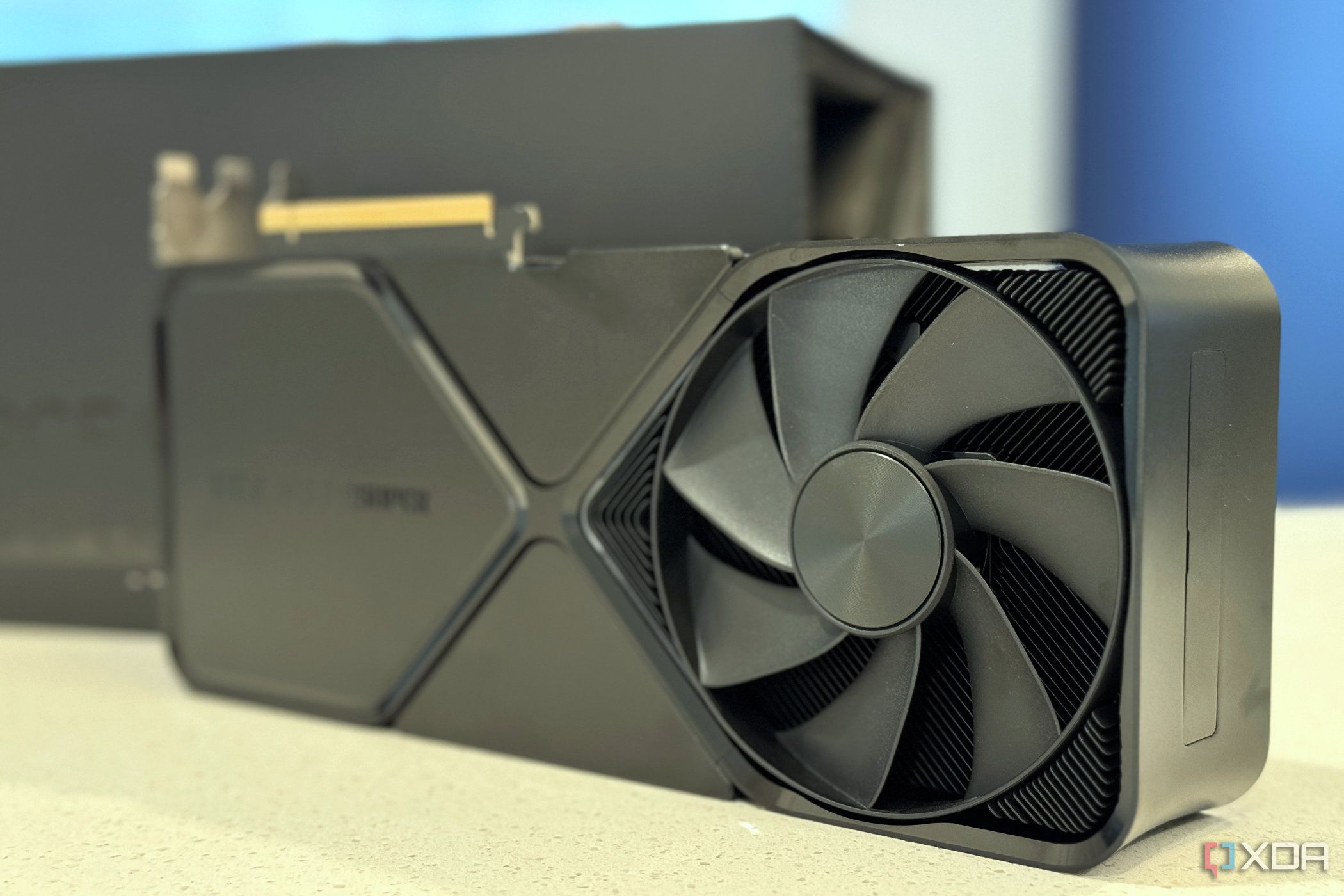 La nvidia geforce rtx 4080 super fe se puso de pie frente a su empaque