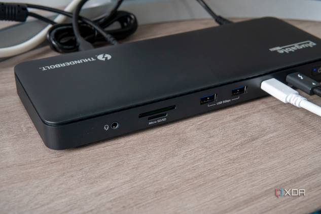 Close-up of the ports on the front of the Plugable TBT4-UD5