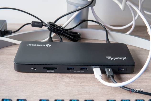 Front view of the Plugable TBT4-UD5 docking station