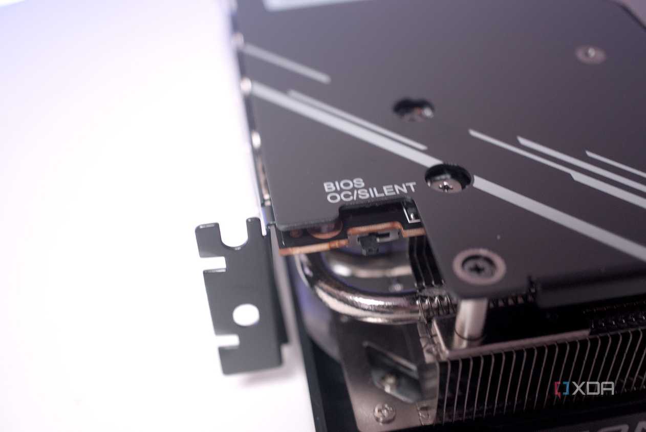 powercolor-hellhound-radeon-rx-7900-gre-bios-switch