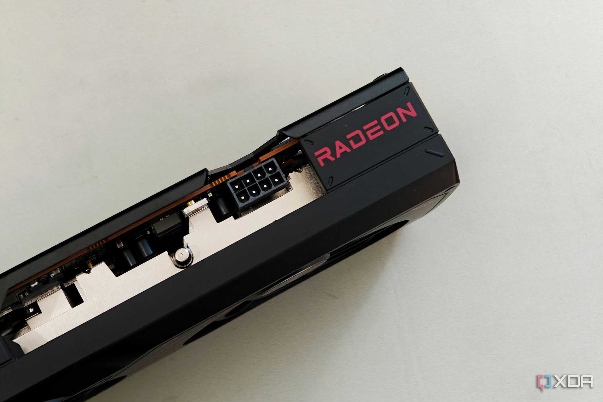 An image showing the power connector of the Radeon RX RX 7600 Pulse OC GPU.