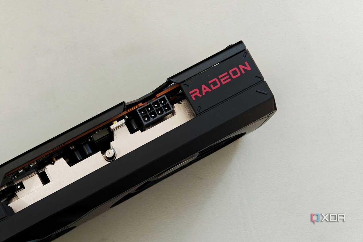 An image showing the power connector of the Radeon RX RX 7600 Pulse OC GPU.