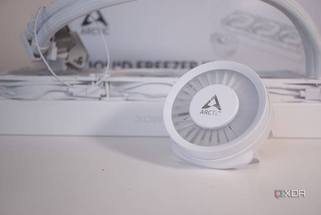Arctic Liquid Freezer III 360 A-RGB and its cap