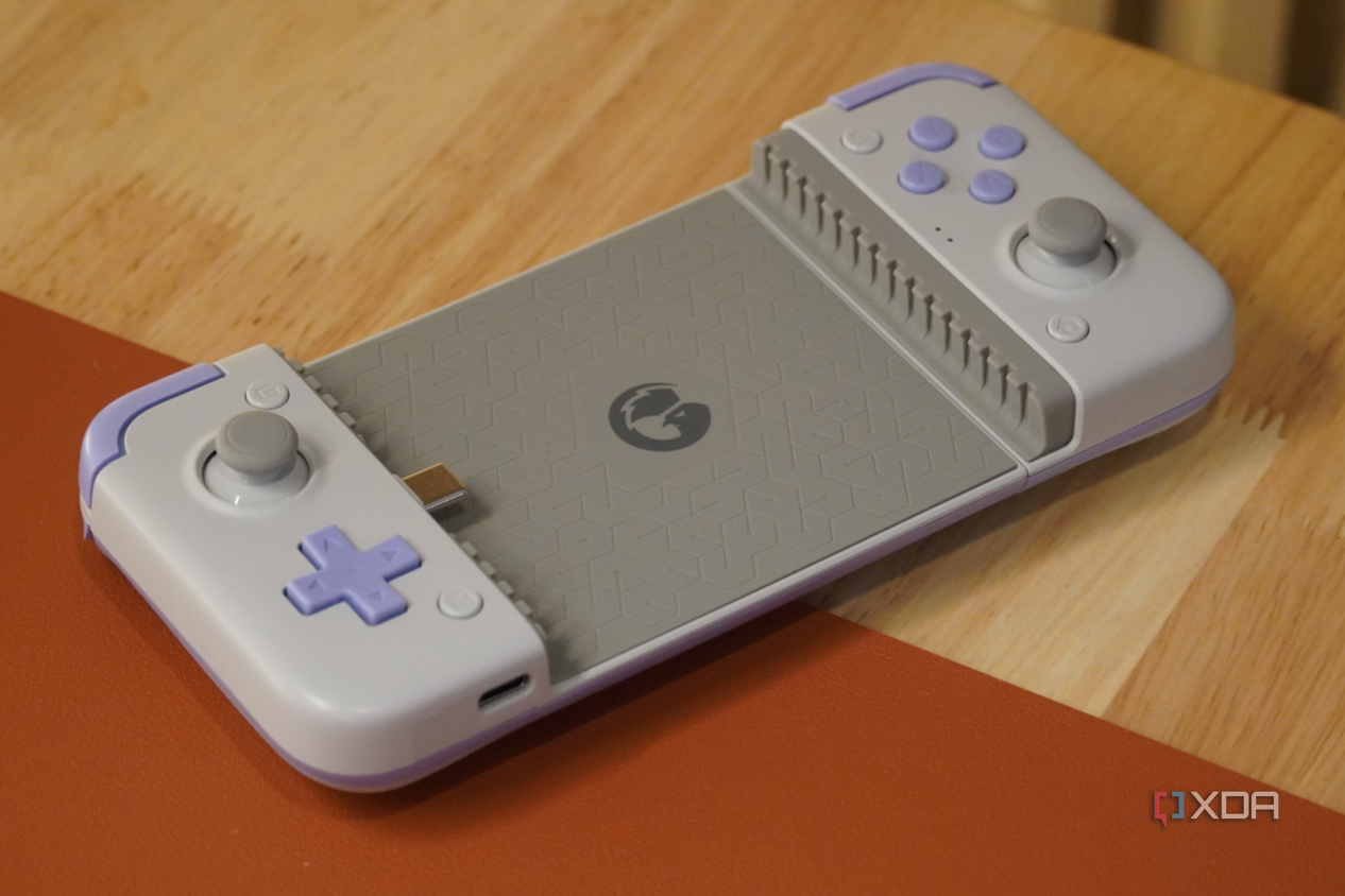 The GameSir X2s without a phone installed.