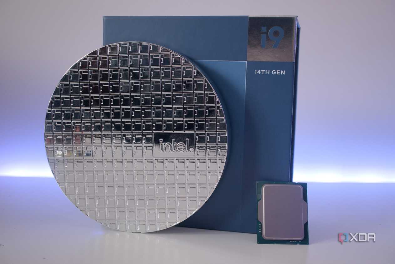 Intel Core i9-14900KS with its box and wafer