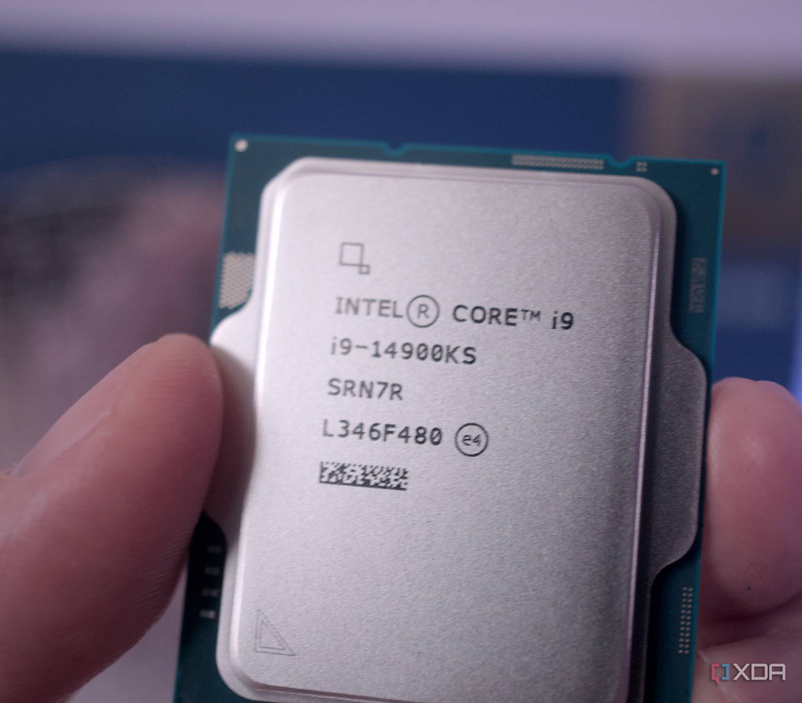 intel-core-i9-14900ks-held- 