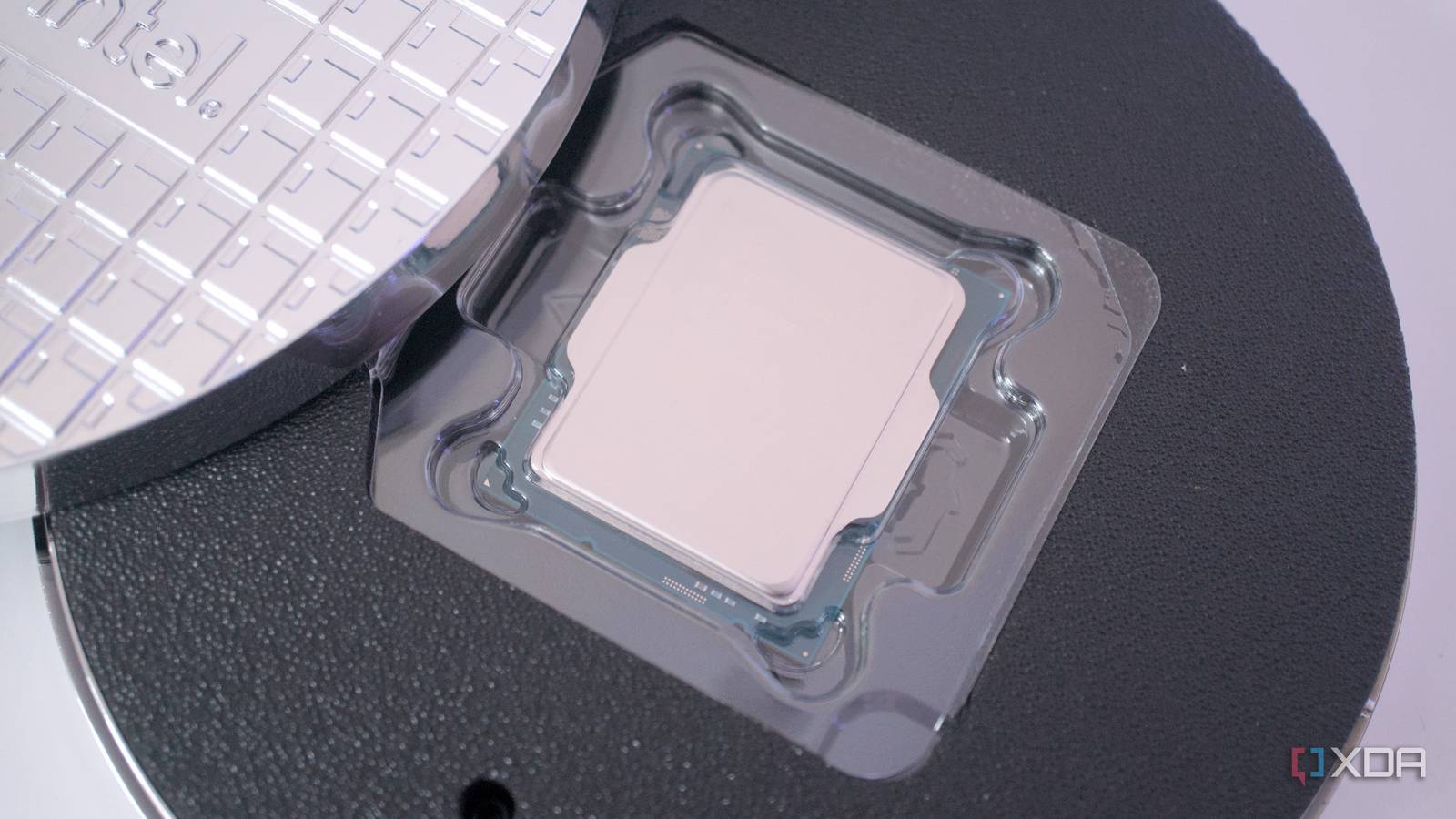 intel-core-i9-14900ks-open-wafer-close