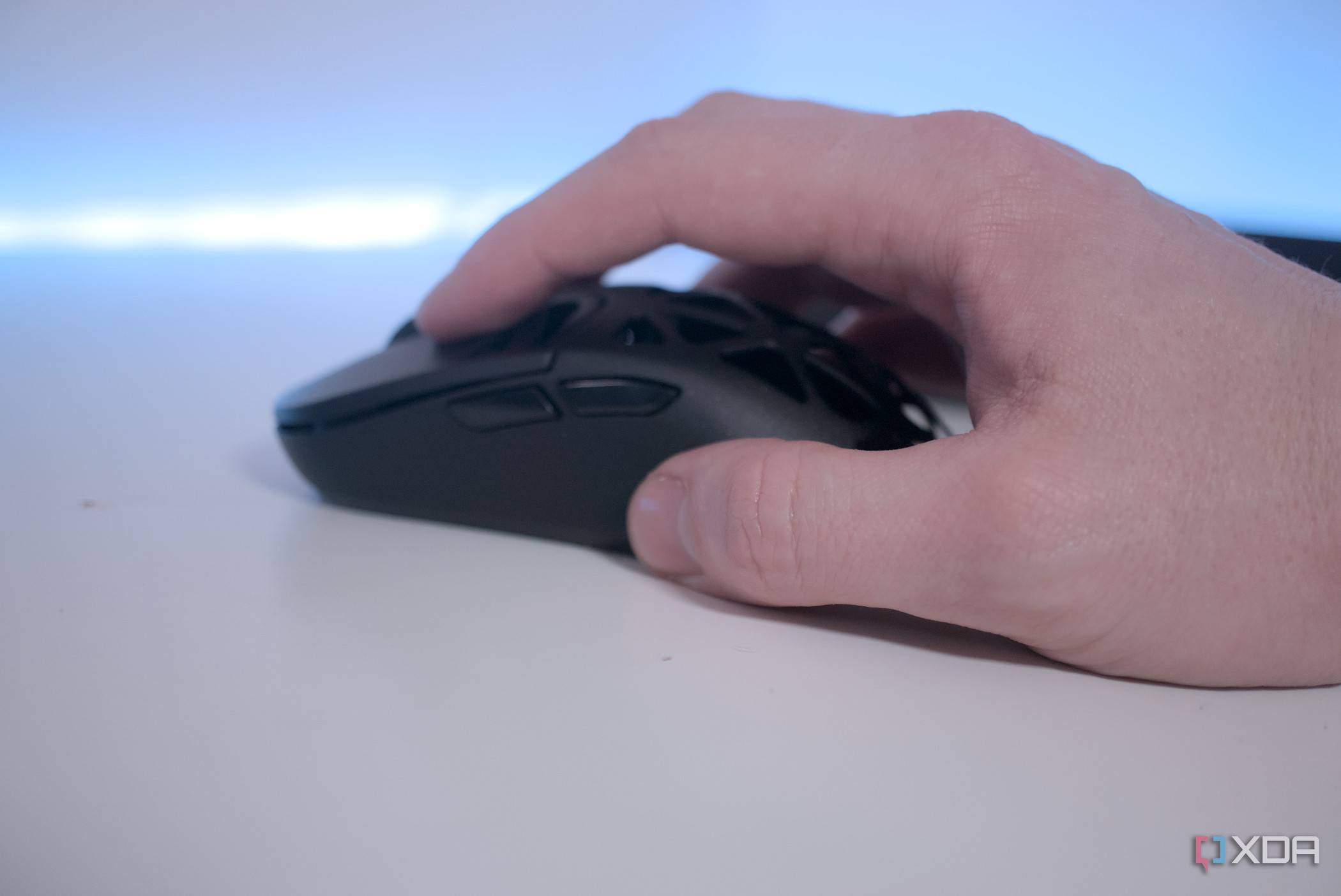 Keychron M3 Mini 4K Metal Edition fingertip grip