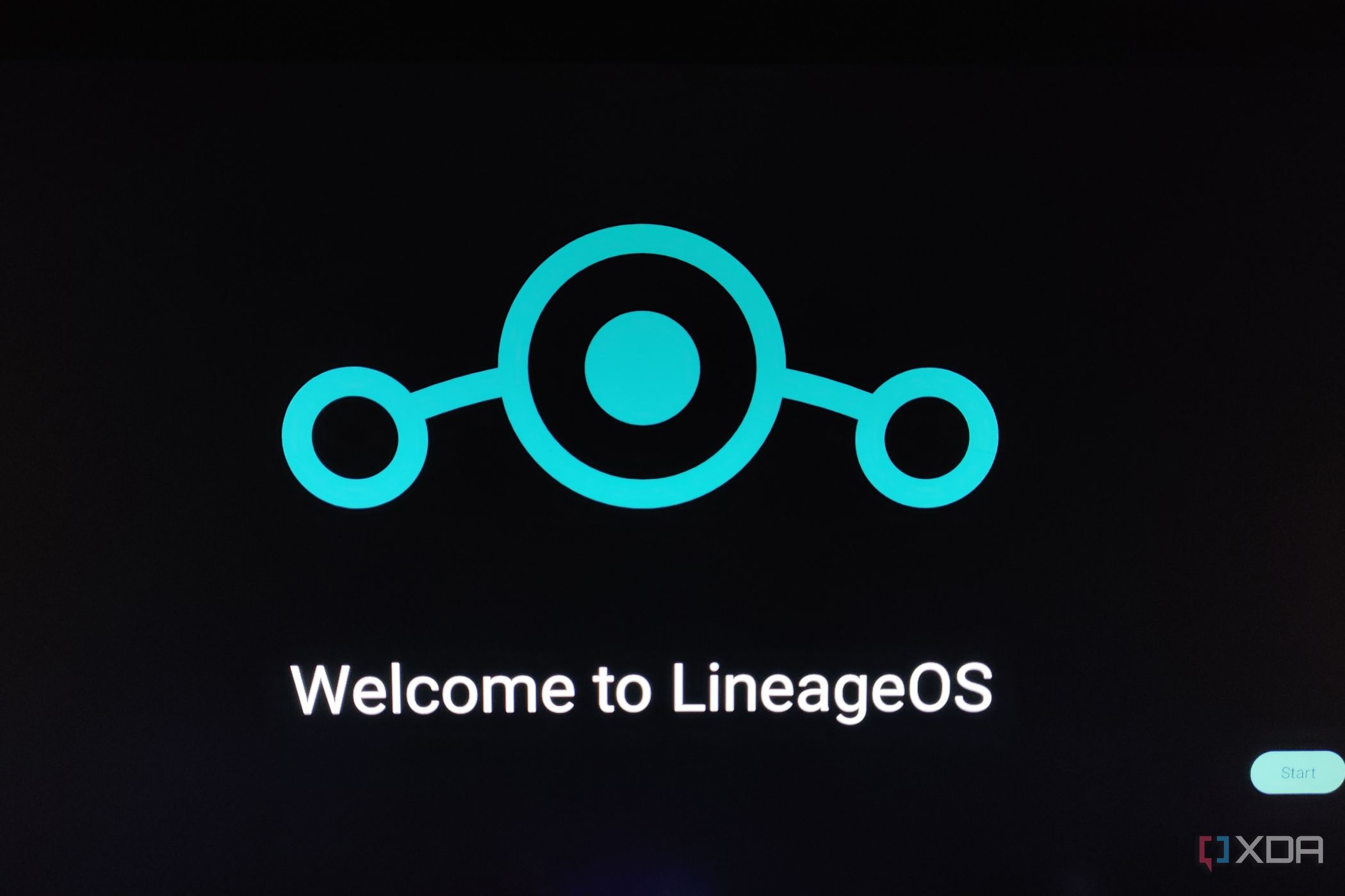 The splash screen that appears when booting LineageOS on the Raspberry Pi 5