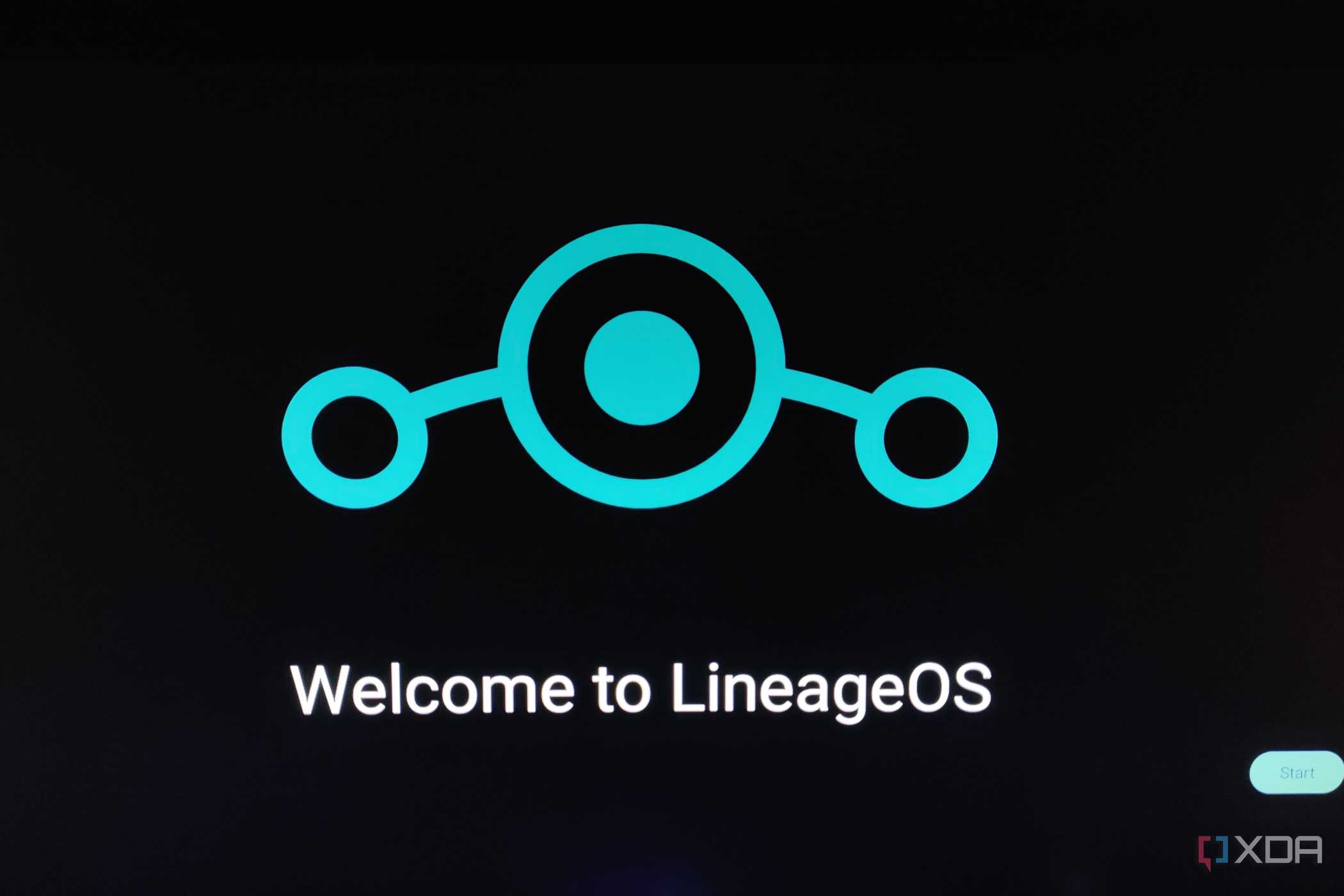 The splash screen that appears when booting LineageOS on the Raspberry Pi 5