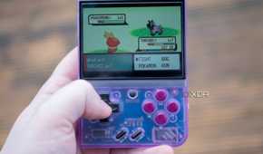 Miyoo Mini+ playing Pokemon Emerald in-hand