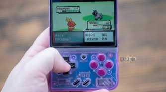 Miyoo Mini+ playing Pokemon Emerald in-hand