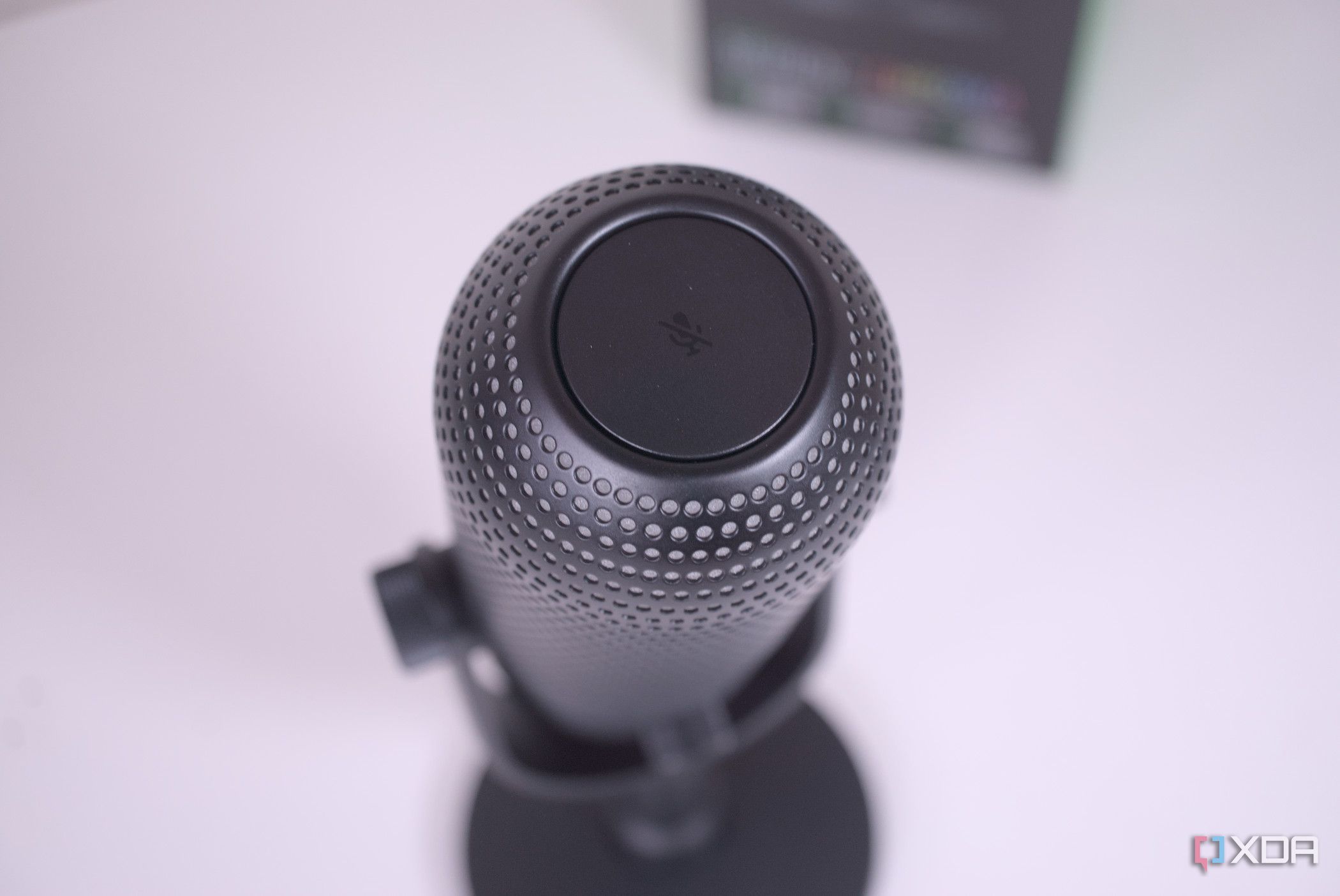 Razer Seiren V3 Chroma mute button