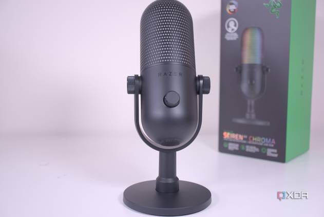 Front view of the Razer Seiren V3 Chroma
