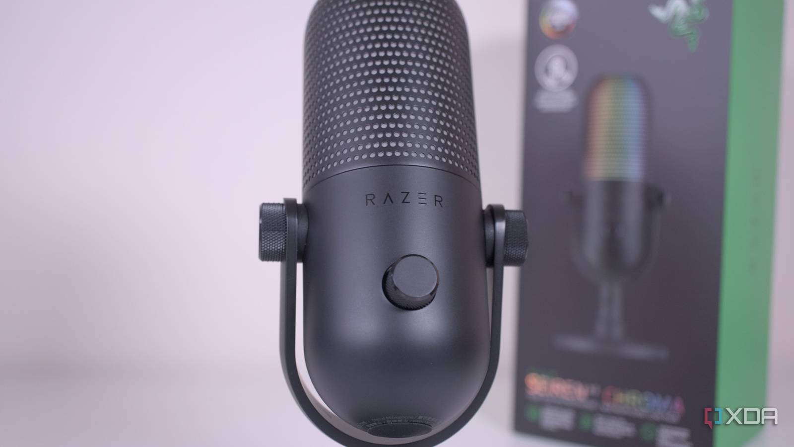 Front view of the Razer Seiren V3 Chroma