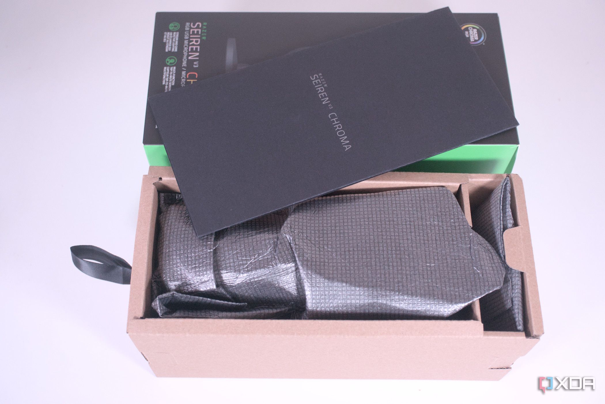 Razer Seiren V3 Chroma packaging