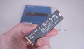 samsung-990-evo-ssd-holding