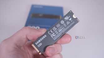 samsung-990-evo-ssd-holding