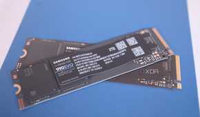 Samsung 990 Evo atop its box