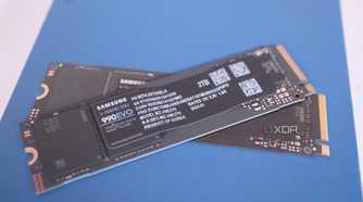Samsung 990 Evo atop its box