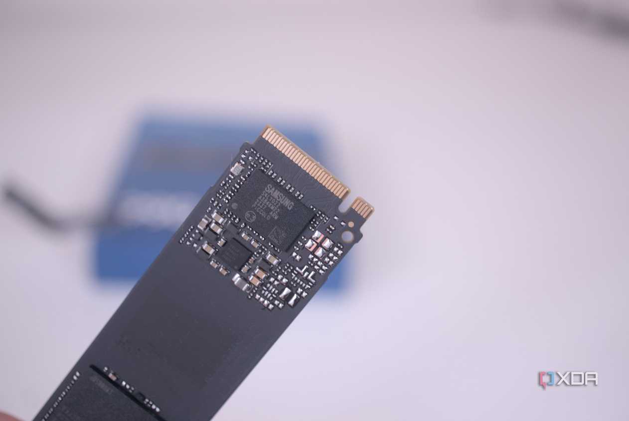 Close up of the Samsung 990 Evo controller