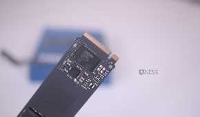Close up of the Samsung 990 Evo controller