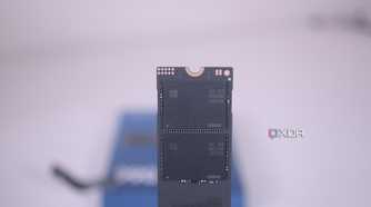 Close up of the Samsung 990 Evo NAND chips