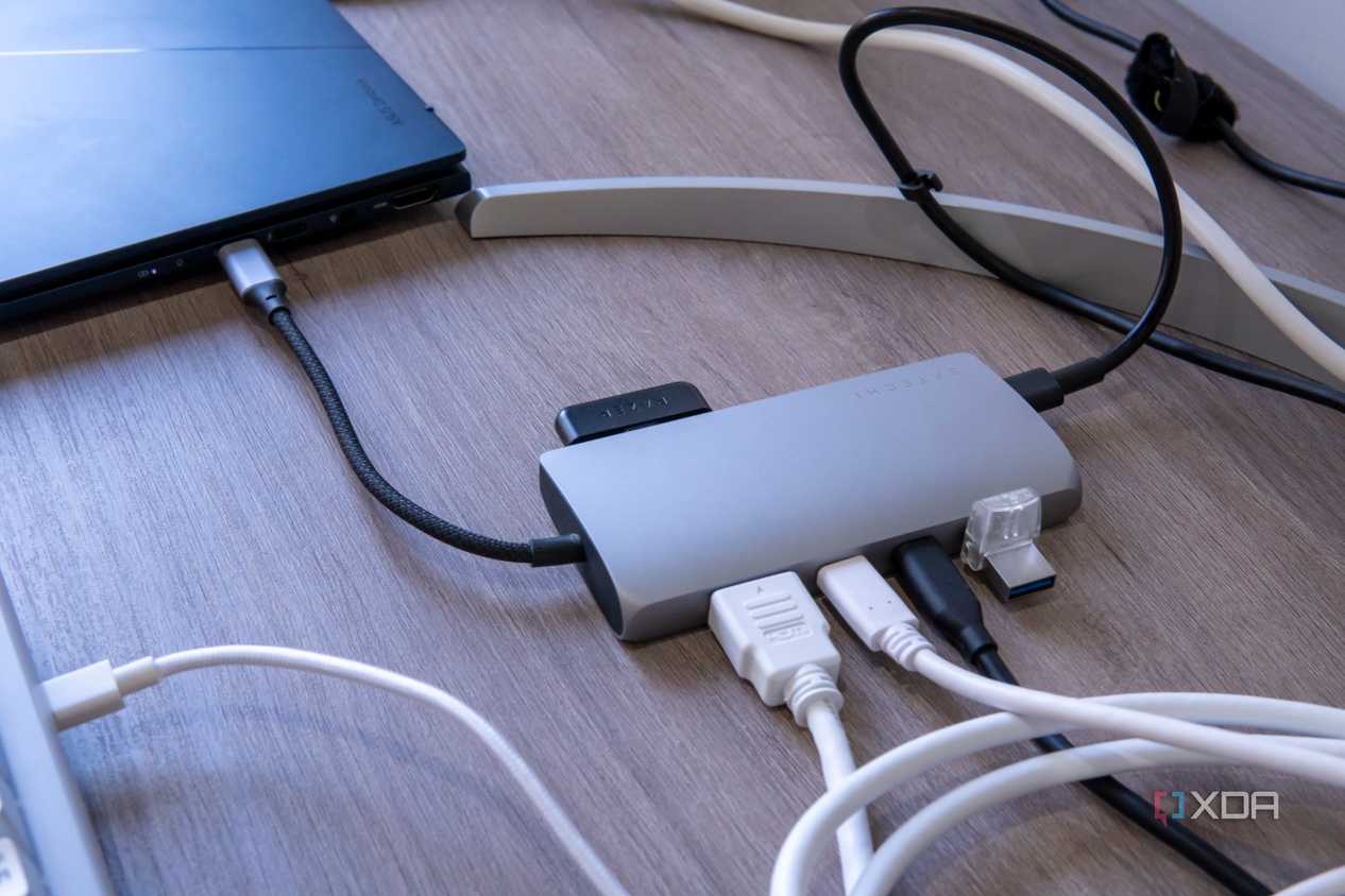 Satechi Multiport Adapter 8K with Ethernet V3-29-1