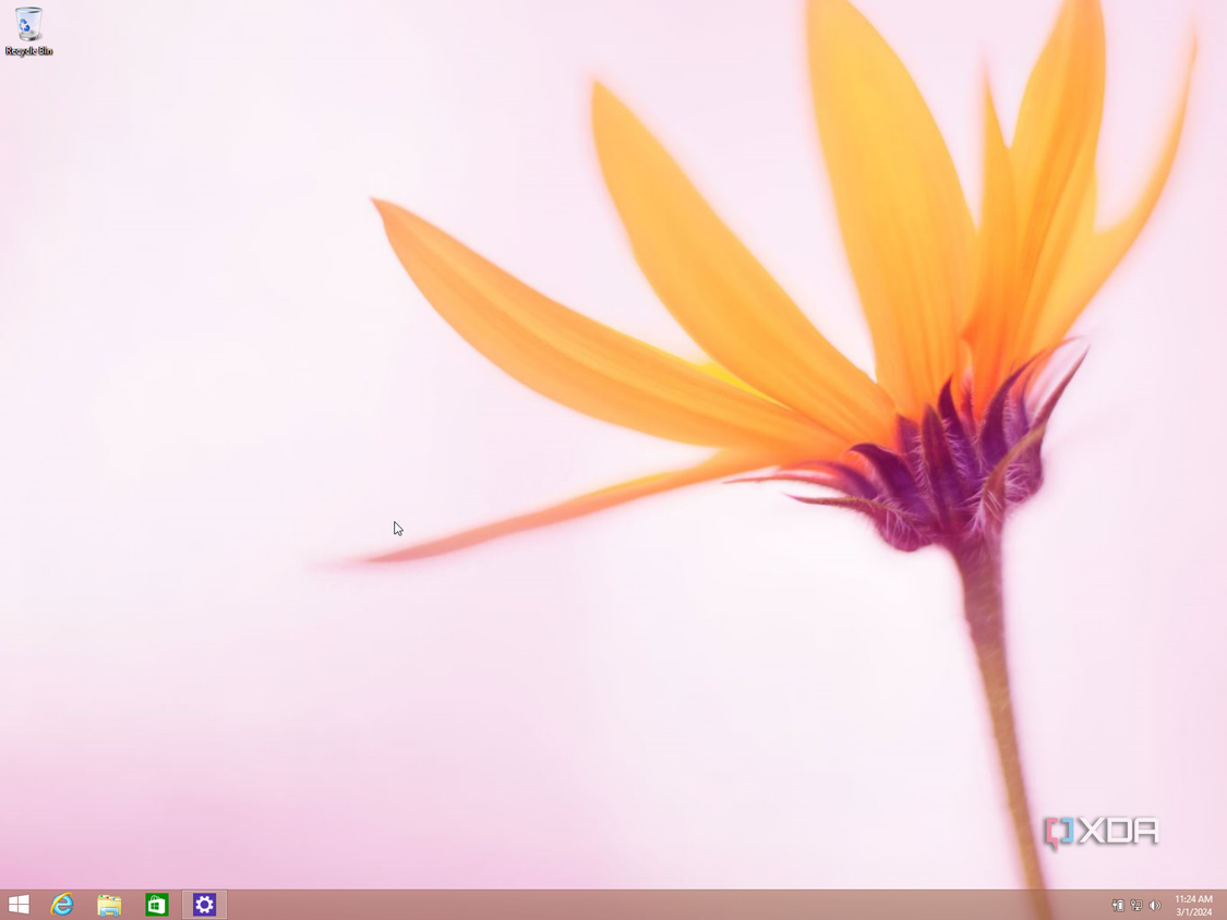 Windows 8.1 desktop showing a Start button in the bottom left corner