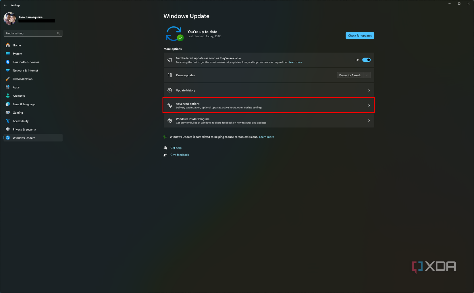 Screenshot of Windows Update settings with advanced options button highlighted
