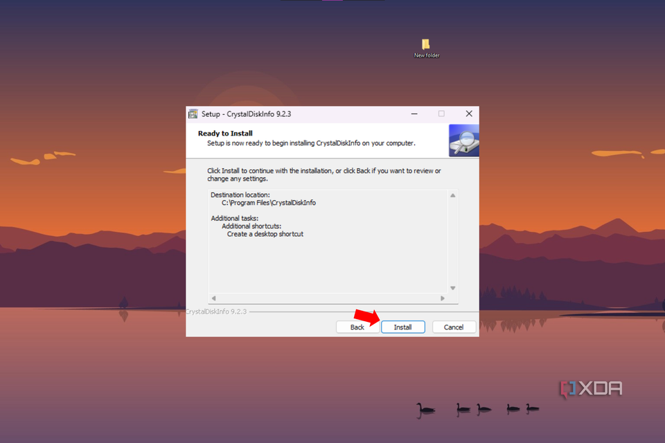 The installer application for CrystalDiskInfo with a red arrow pointing to tthe install button