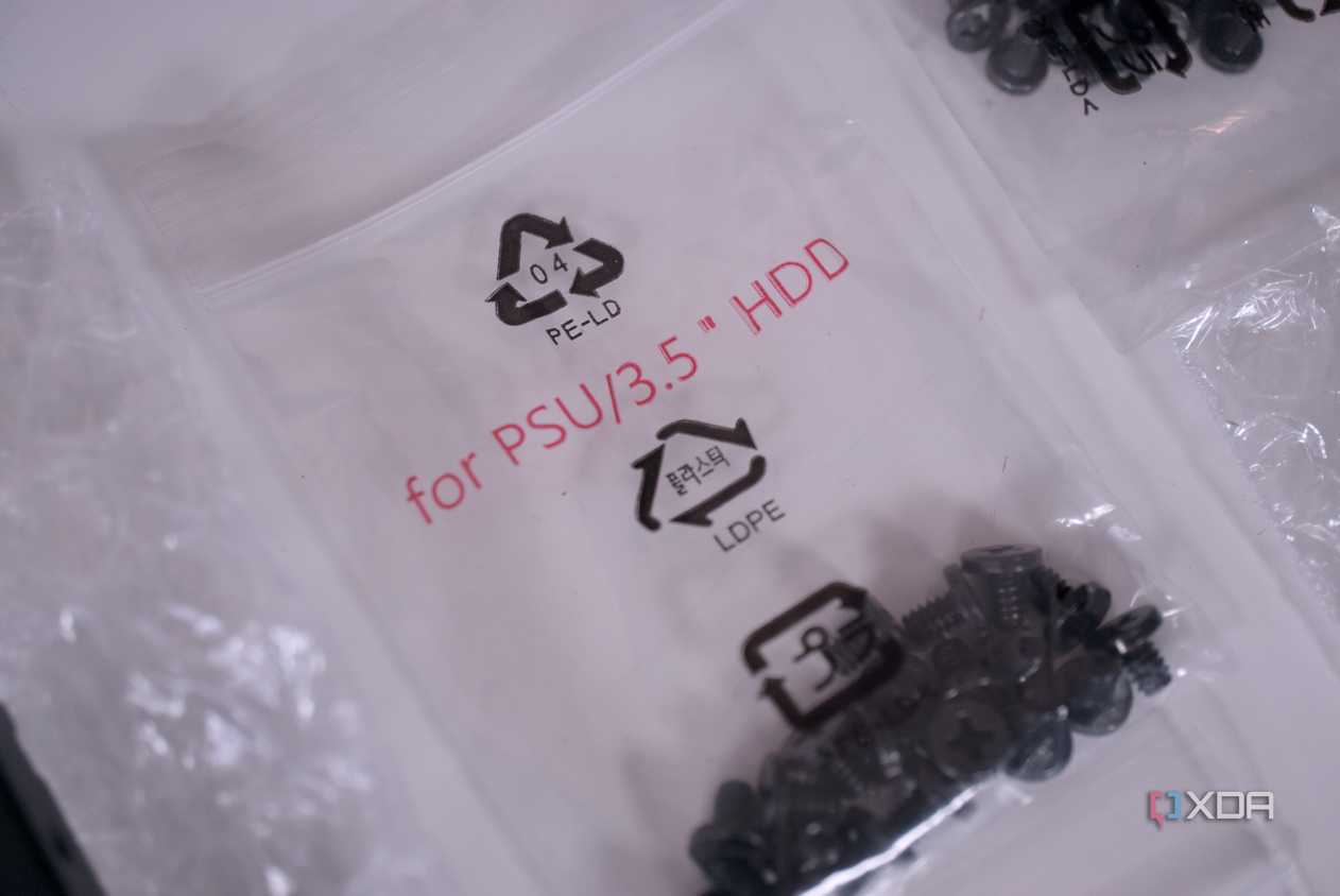 Asus ProArt PA602 screw bag