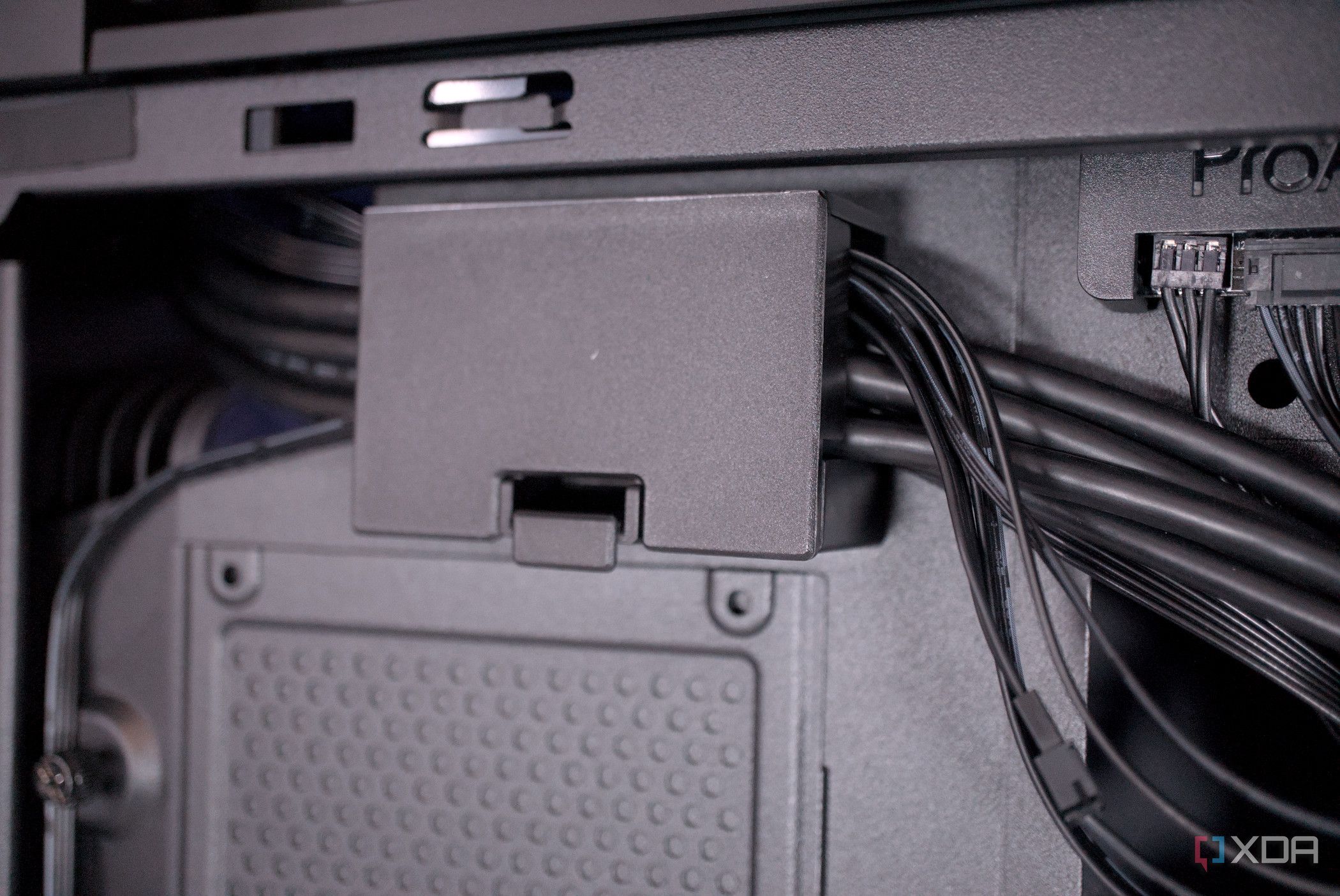 Asus ProArt PA602 cable management