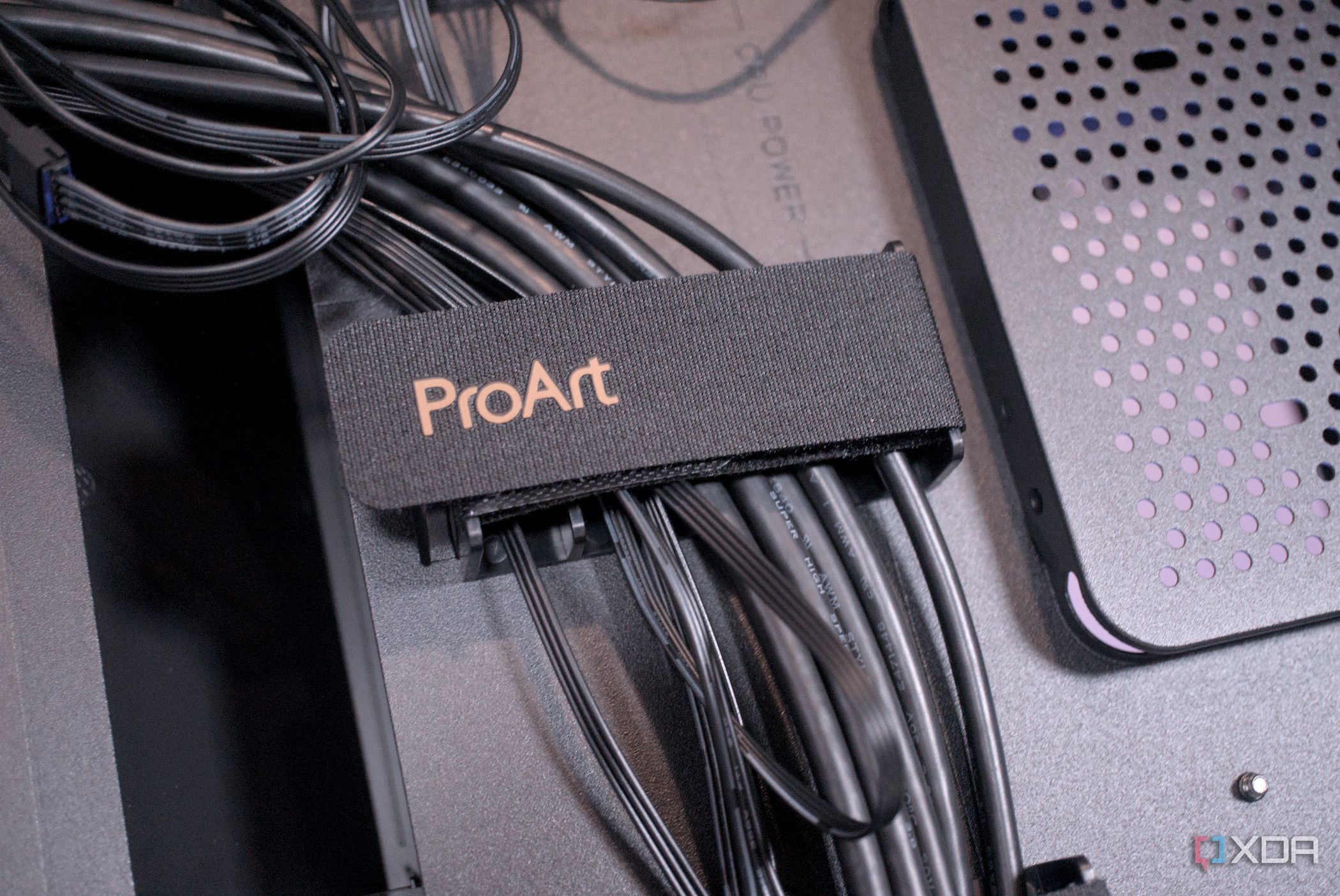 Asus ProArt PA602 cable management