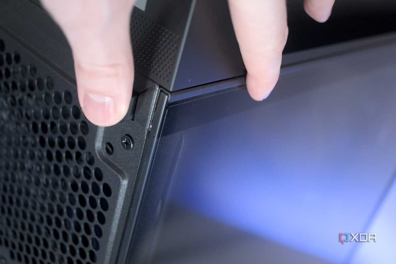 Opening the Asus ProArt PA602 side panel