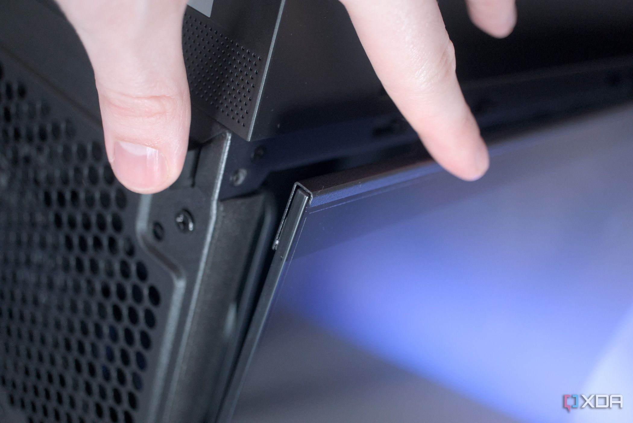 Opening the Asus ProArt PA602 side panel