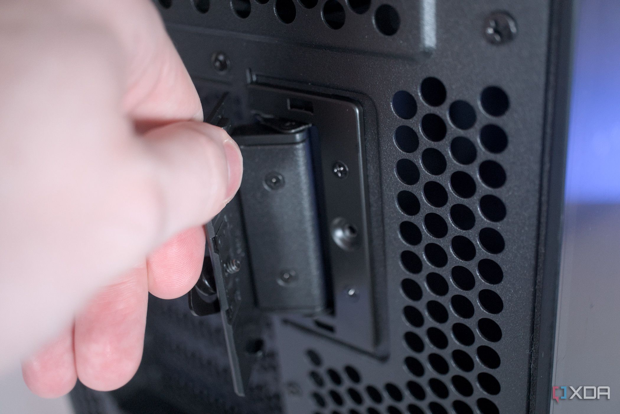 Opening the Asus ProArt PA602 GPU latch