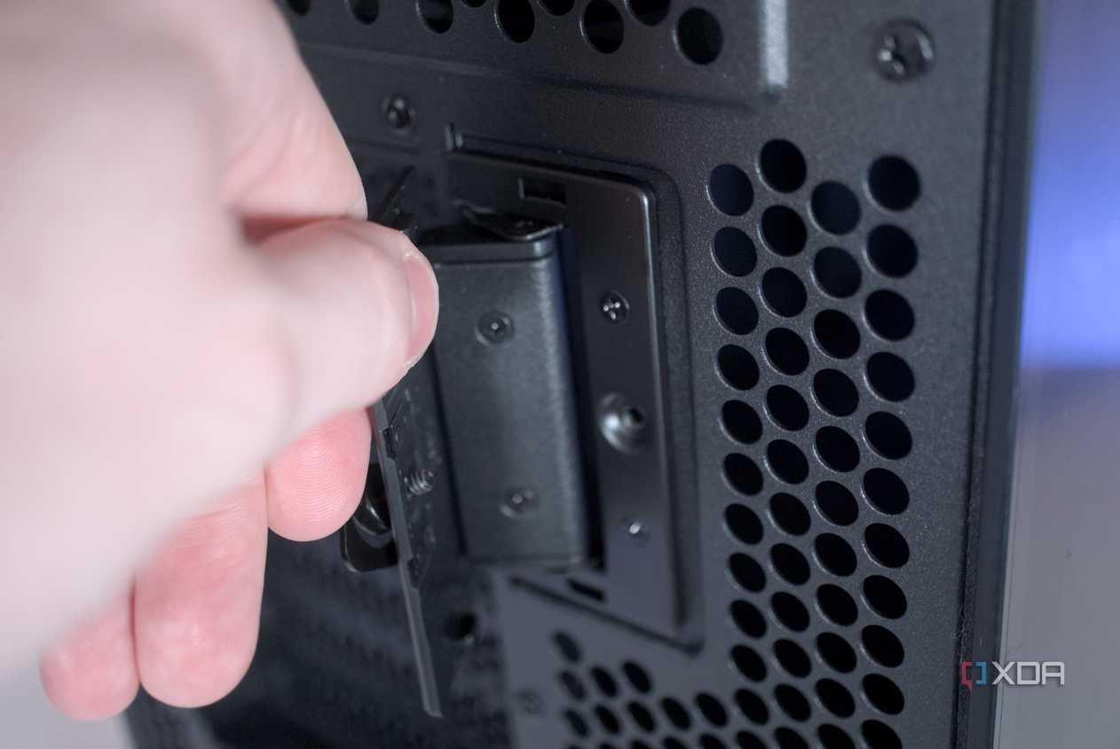 Opening the Asus ProArt PA602 GPU latch