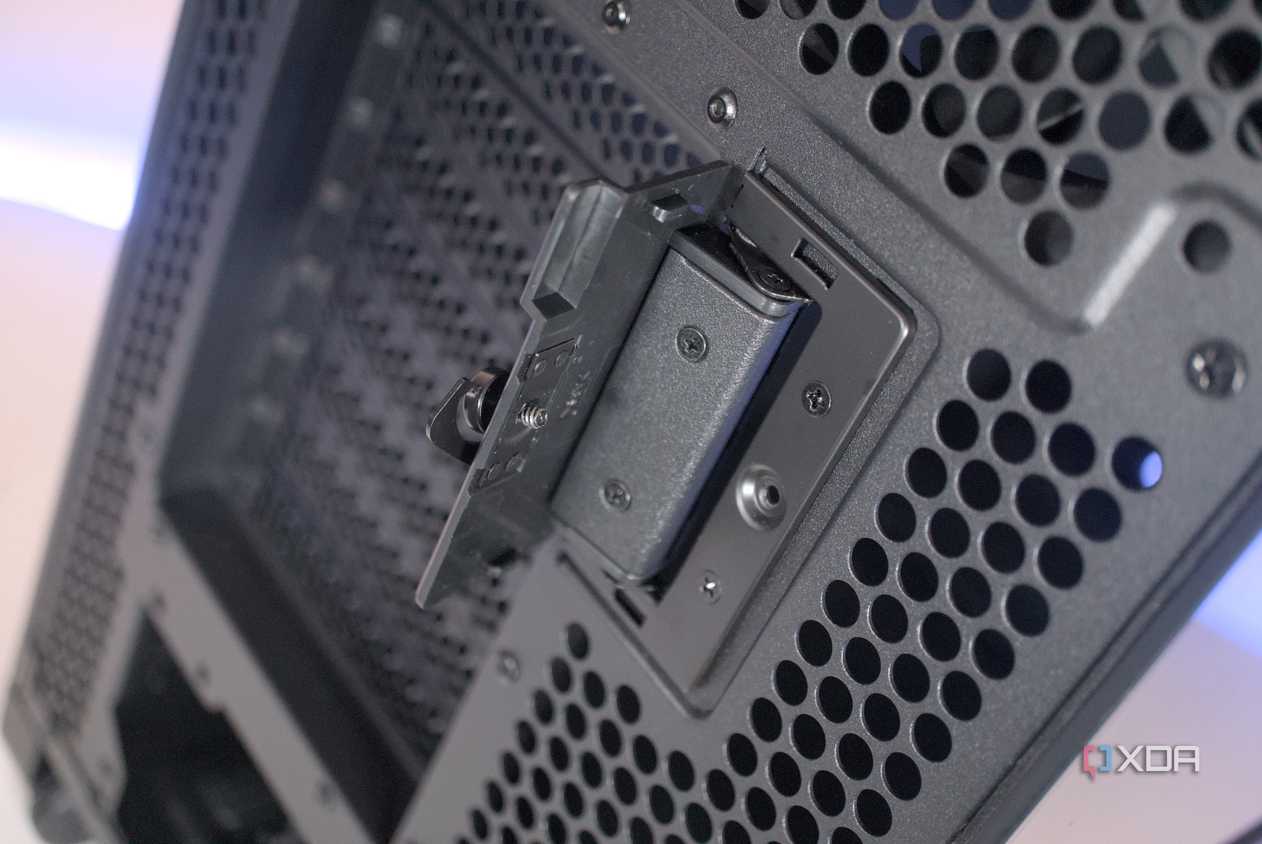 Asus ProArt PA602 opened GPU latch