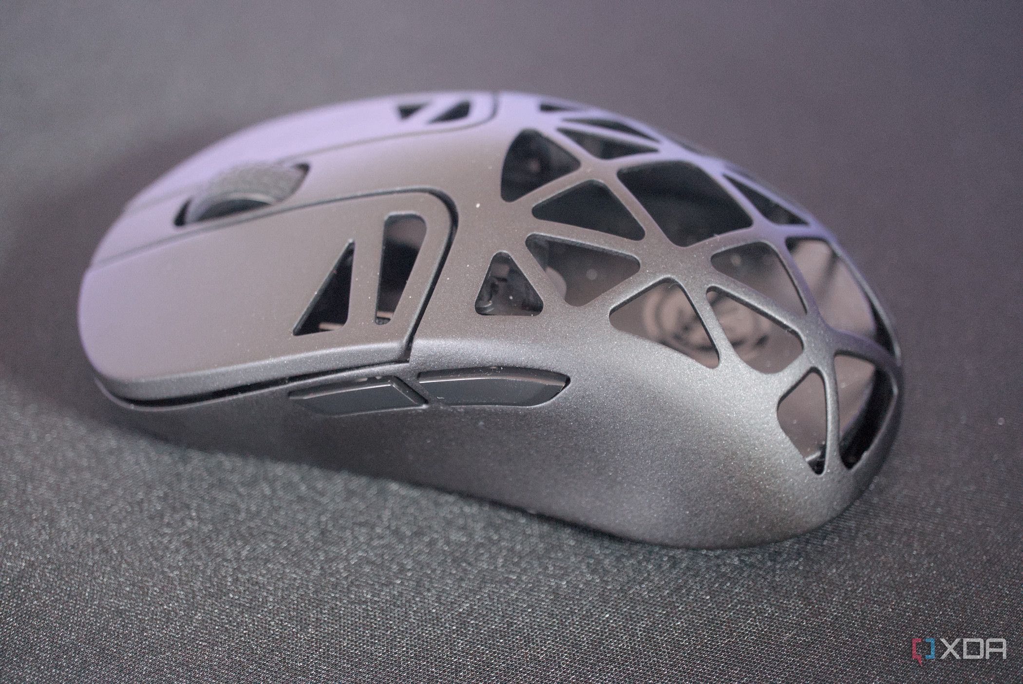 hyte-cnvs-keychron-mouse-close