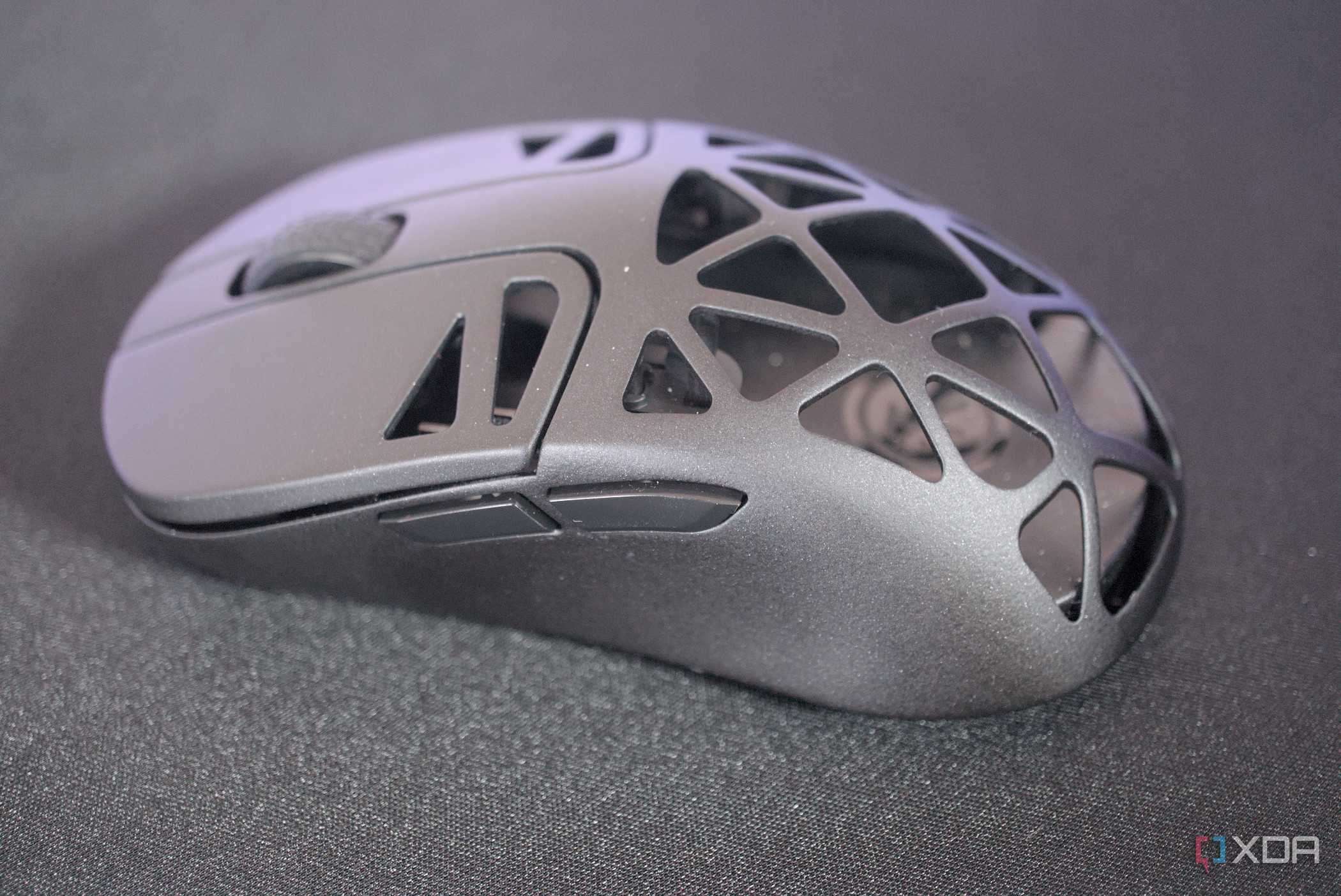 hyte-cnvs-keychron-mouse-close