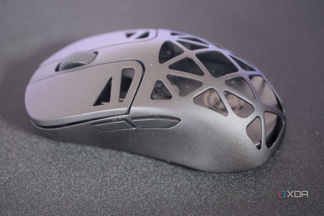 hyte-cnvs-keychron-mouse-close
