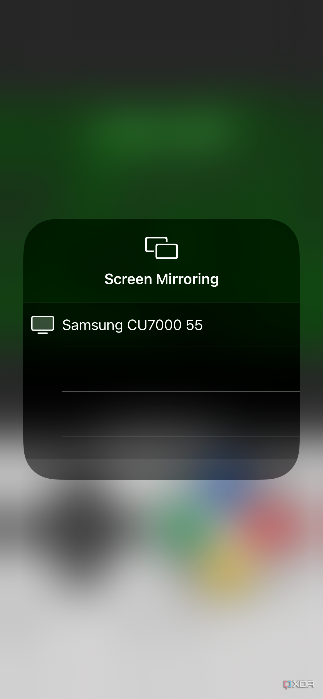 Uno screenshot iOS del mirroring dello schermo che mostra un display TV Samsung disponibile