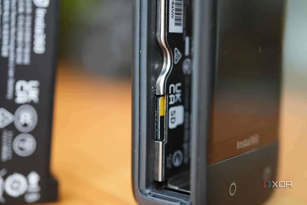 insta360 removable battery slot